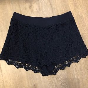 Lilly Pulitzer navy lace stretch short